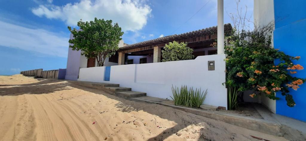 加利纽斯Casa Grande的海滩上带白色围栏的房子