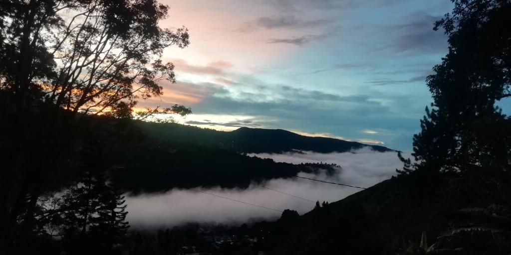 下博克特Hermosa vista, casa en Boquete.的日落时分满云的山谷美景