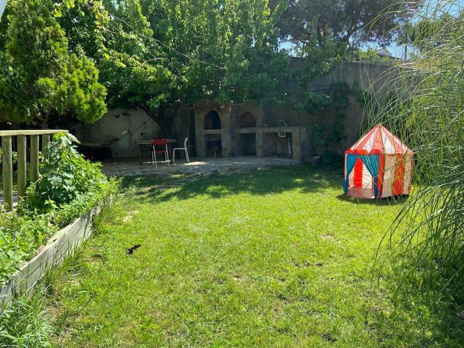 格克切达镇ÇobanEvi Gökçeada sakin,huzurlu...的放风筝的院子,坐在草地上