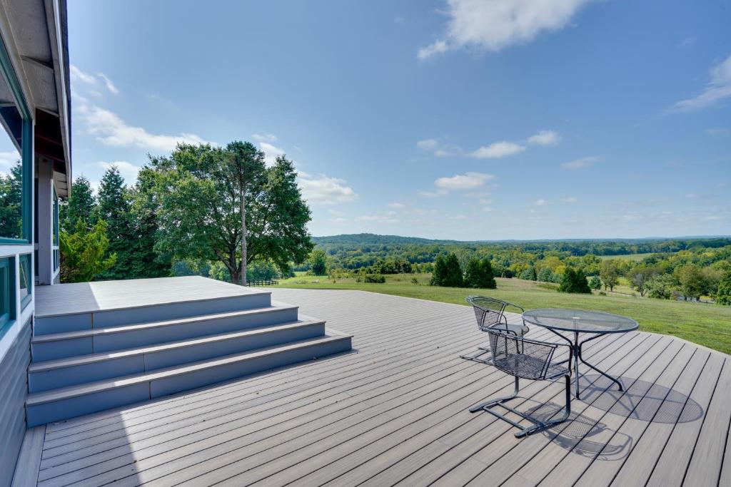 利斯堡Spacious Virginia Retreat with Deck and Scenic Views!的房屋内带桌椅的甲板