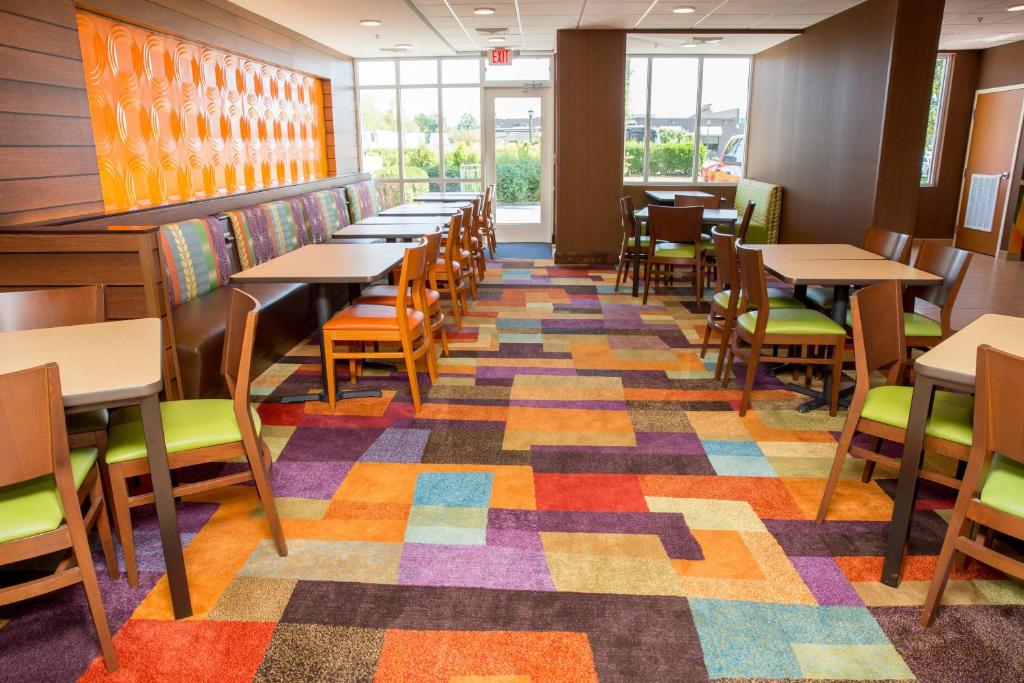 兰伯顿兰巴顿万豪费尔菲尔德客栈的色彩缤纷的地板上设有带桌椅的用餐室