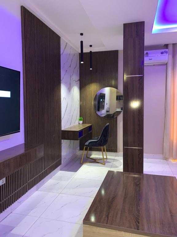 阿布贾Executive Royal Suite Kado的大厅,室内配有椅子和电视