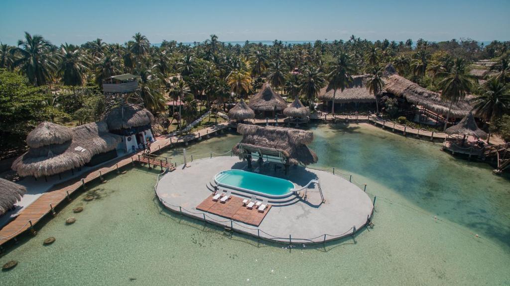 穆库拉岛穆库拉俱乐部酒店的享有度假村游泳池的空中景致
