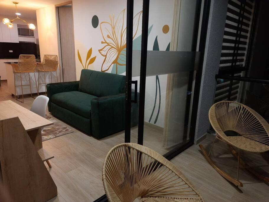 伊瓦格SuiteGreen, exclusivo apartaestudio !!的客厅配有绿色沙发和两把椅子