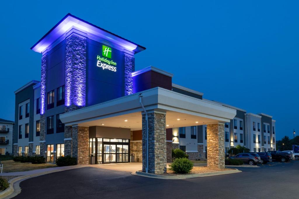 罗切斯特Holiday Inn Express Rochester South - Mayo Area, an IHG Hotel的前面有标志的酒店
