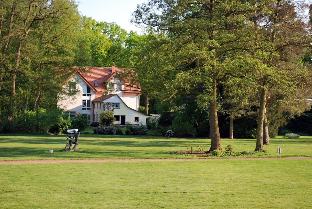 利普施塔特豪斯格美尔旅馆的田野里有一棵树的白色房子