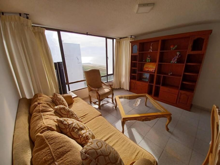 里奥阿查RH05 Riohacha amplio apto mirando al mar 2Hab 4Per的客厅配有沙发和桌子