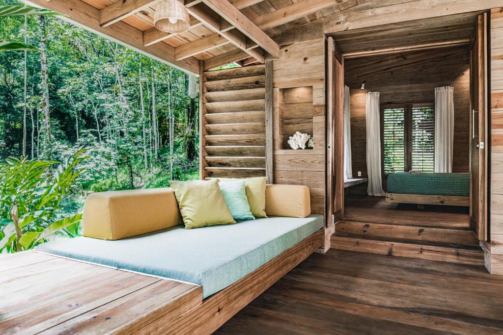 博卡斯德尔托罗Bocas Garden Lodges的木房子门廊上的沙发
