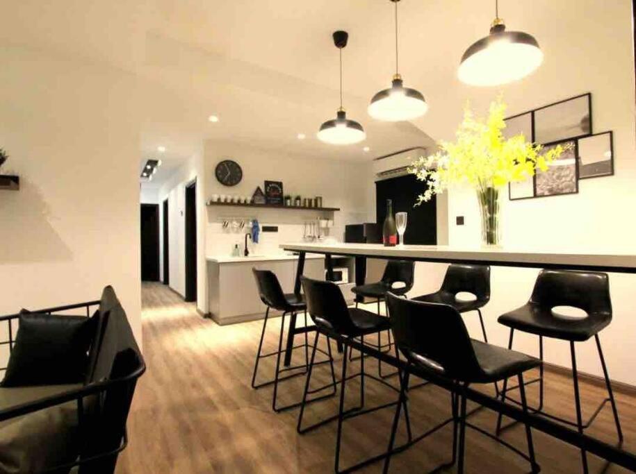 马六甲新概念-新设计KonZept 1 house near Jonker&Heritage的客厅设有带椅子的酒吧和厨房