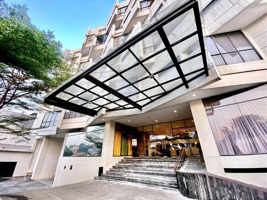 雅加达里沃利雅加达酒店 的前方设有大窗户和楼梯的建筑