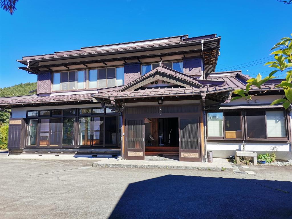 忍野村福寿苑　Fukujuen的一座拥有许多窗户的大型建筑
