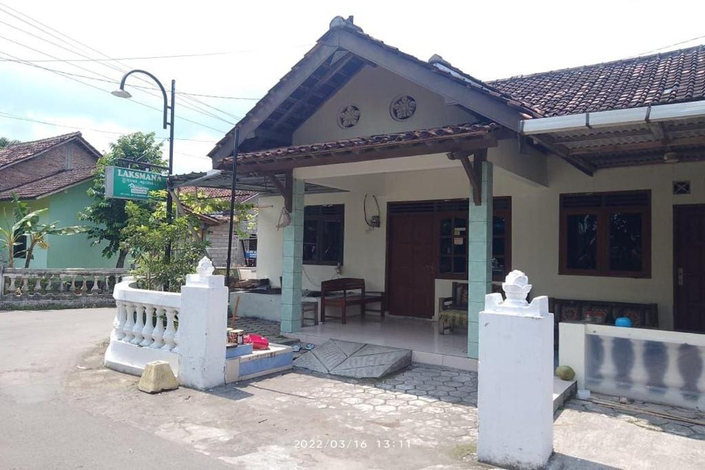 SalakanHomestay Damandiri Prambanan Syariah的一座带门廊和围栏的小房子