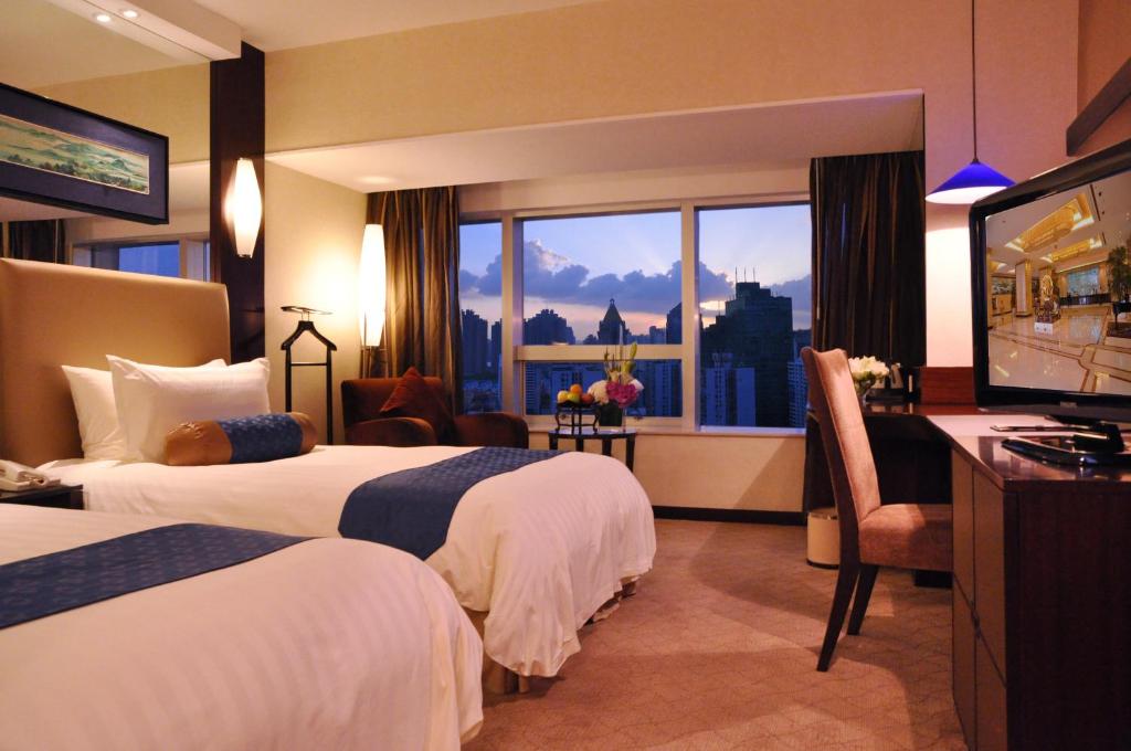 上海上海金陵紫金山大酒店 （原上海国信紫金山大酒店）的酒店客房设有两张床和一台平面电视。