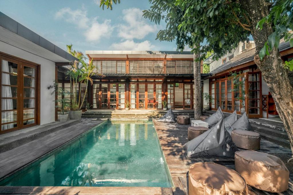 塞米亚克Batu Belig Living Managed by CPM Bali的享有带游泳池的房屋外部景致