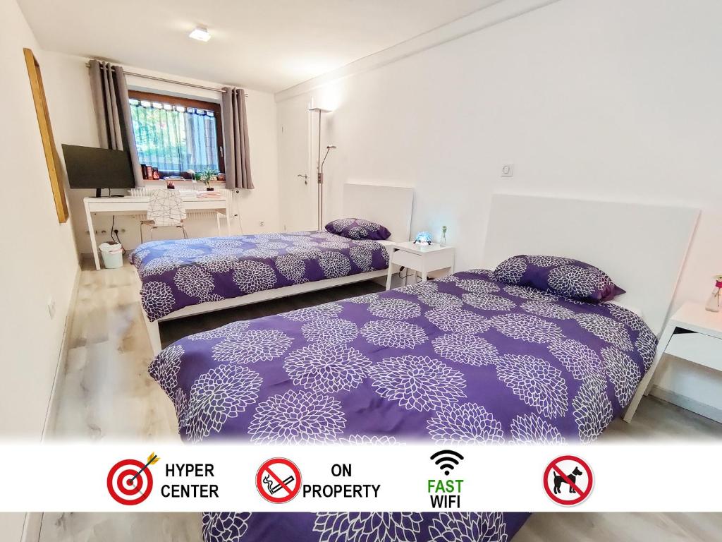 圣路易Tranquil City Haven close to Airport & Basel的一间卧室配有两张带紫色棉被的床