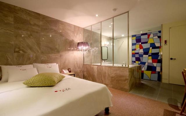 蔚山Hotel H2的一间带大床的卧室和一间浴室