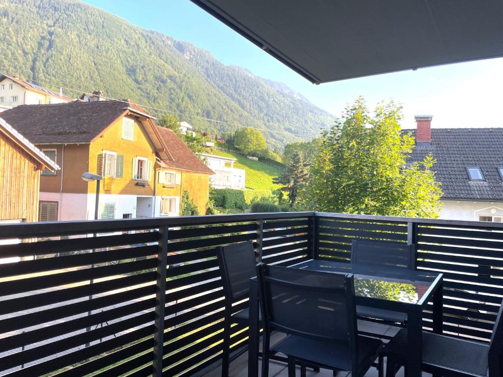 费尔德基希homy City Lodge in Feldkirch, Grenznähe und doch Zentral的美景阳台配有桌椅