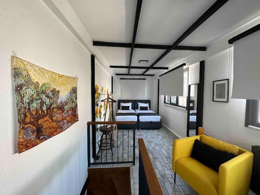 伊斯坦布尔Casa Mirasol Terrace Golden Horn Istanbul的一间房间,里面设有一张床和一张黄色椅子