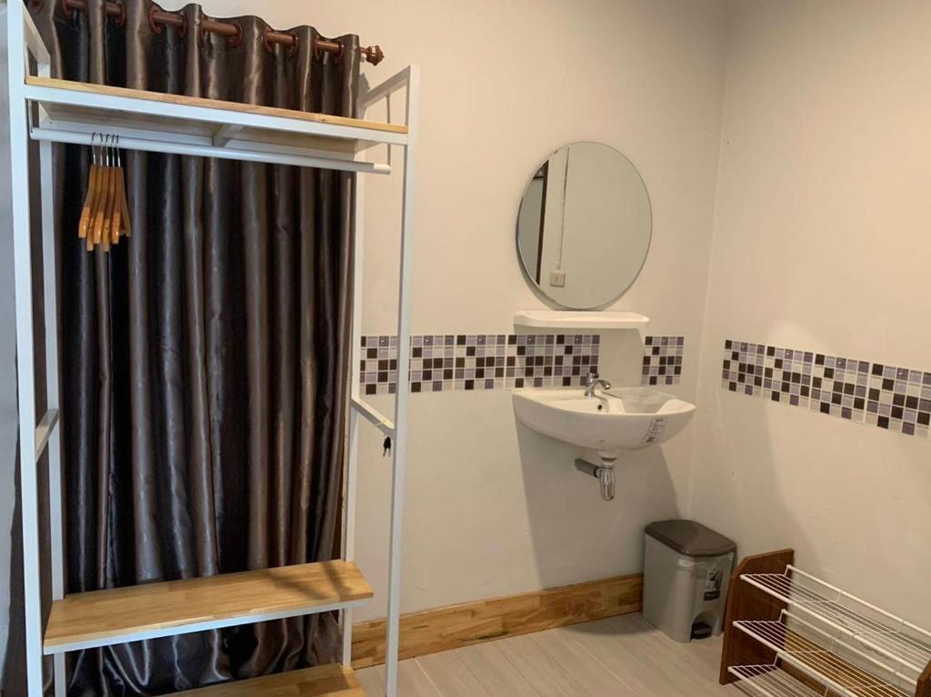 拜县Hotel Pailifornia的一间带水槽和镜子的浴室