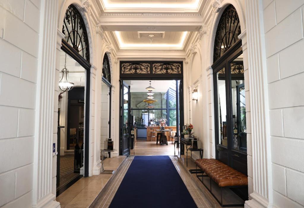 波尔多Le Boutique Hotel & Spa的建筑里带蓝色地毯的走廊