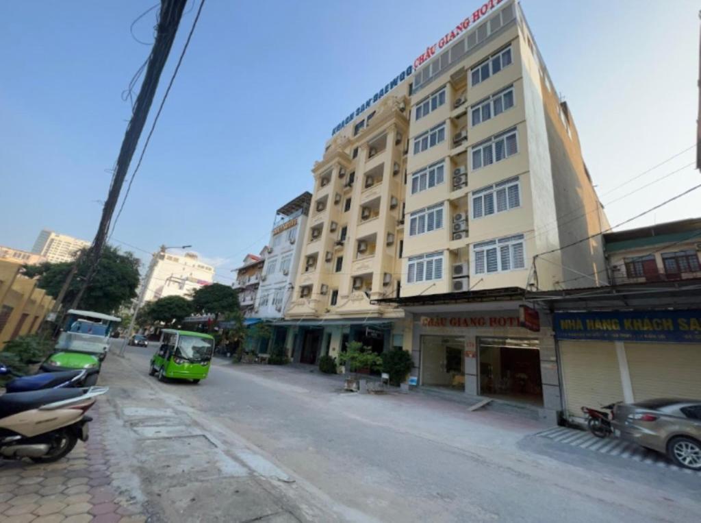 格卢市社Châu Giang Hotel Cửa Lò的城市街道上的建筑