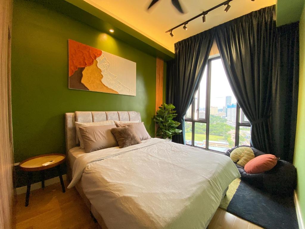 吉隆坡Sentral Suites By RKD HOME的绿色卧室设有床和窗户