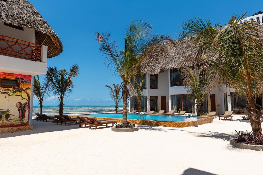 江比阿S&S HOTEL的棕榈树海滩上的度假村和游泳池