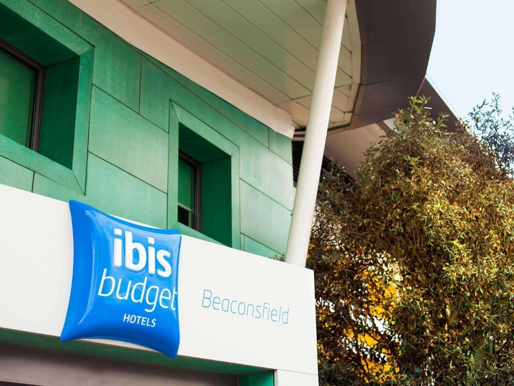 比肯斯菲尔德ibis budget Beaconsfield的前面有经济标志的建筑
