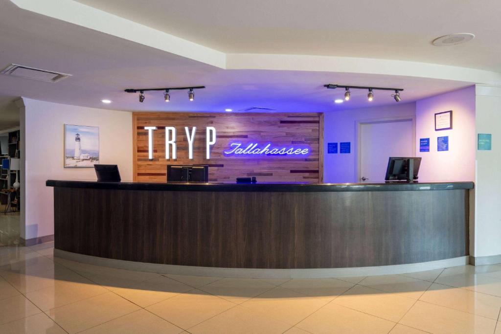 塔拉哈西TRYP by Wyndham Tallahassee North I-10 Capital Circle的酒店大堂设有免费前台