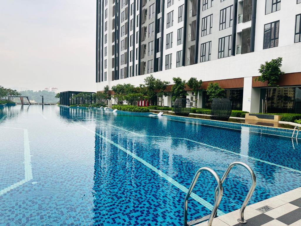 吉隆坡Sentral Suites KualaLumpur的一座建筑物中央的游泳池