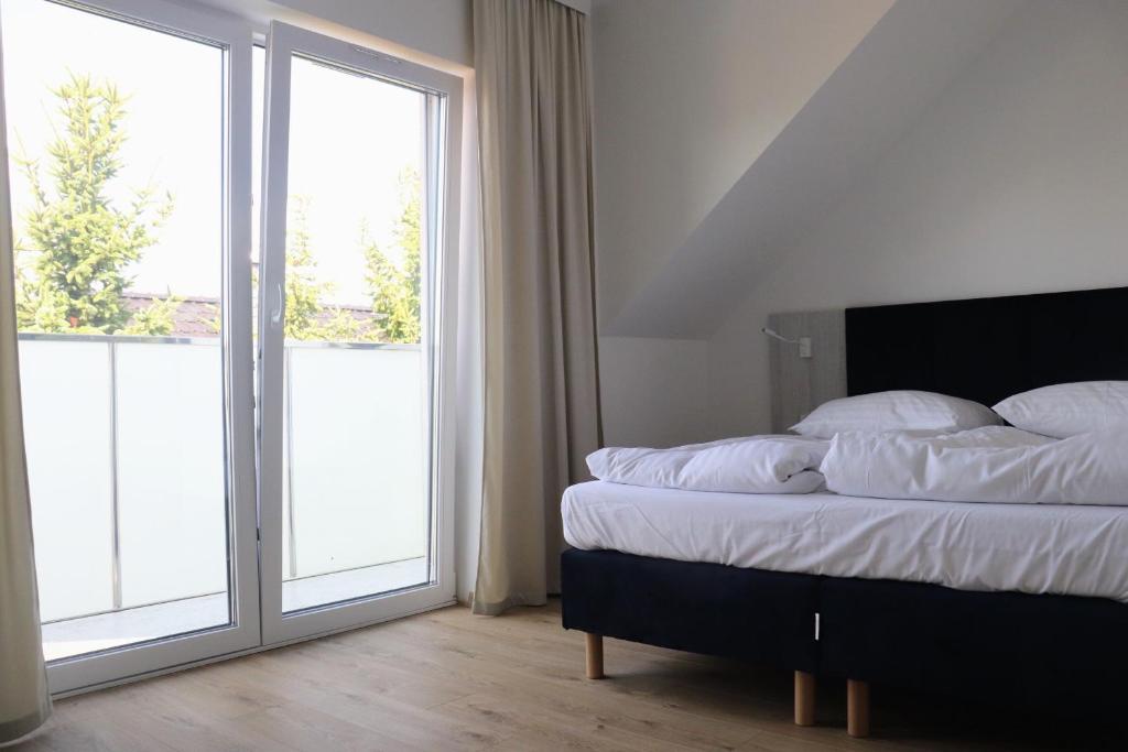 格里兹鲍Blu Bay的一间卧室设有一张床和一个大窗户