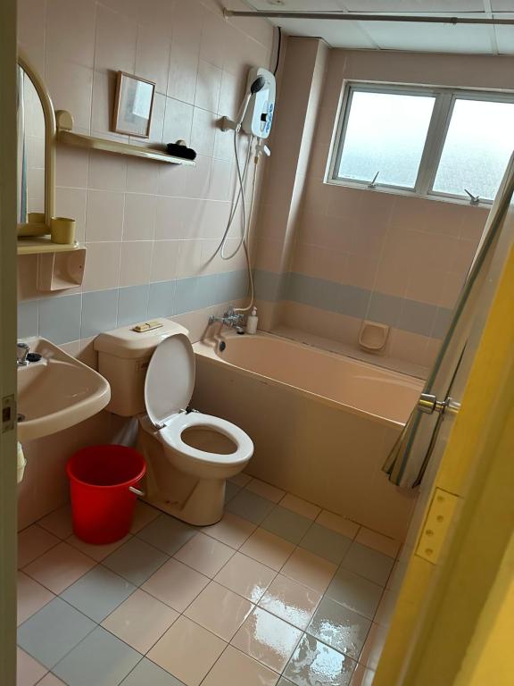 武吉丁宜Bukit Tinggi 1 Hati guesthouse的浴室配有卫生间、浴缸和水槽。