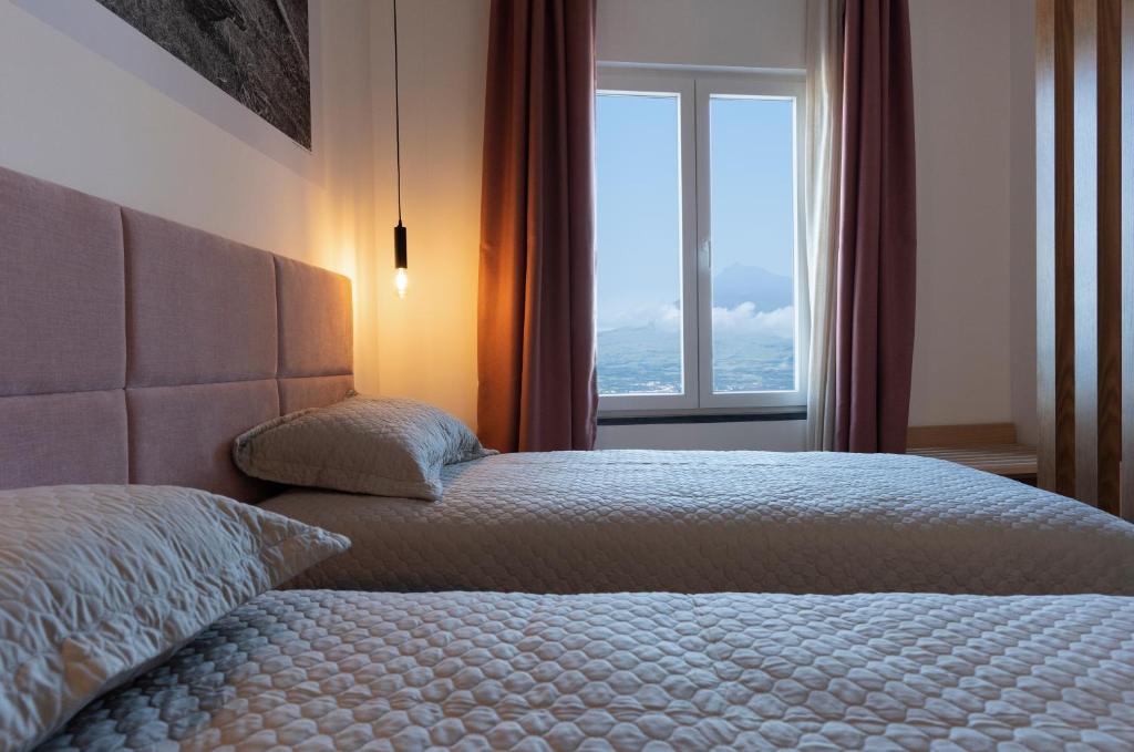 奥尔塔Horta Bay的一间卧室设有一张床和一个大窗户