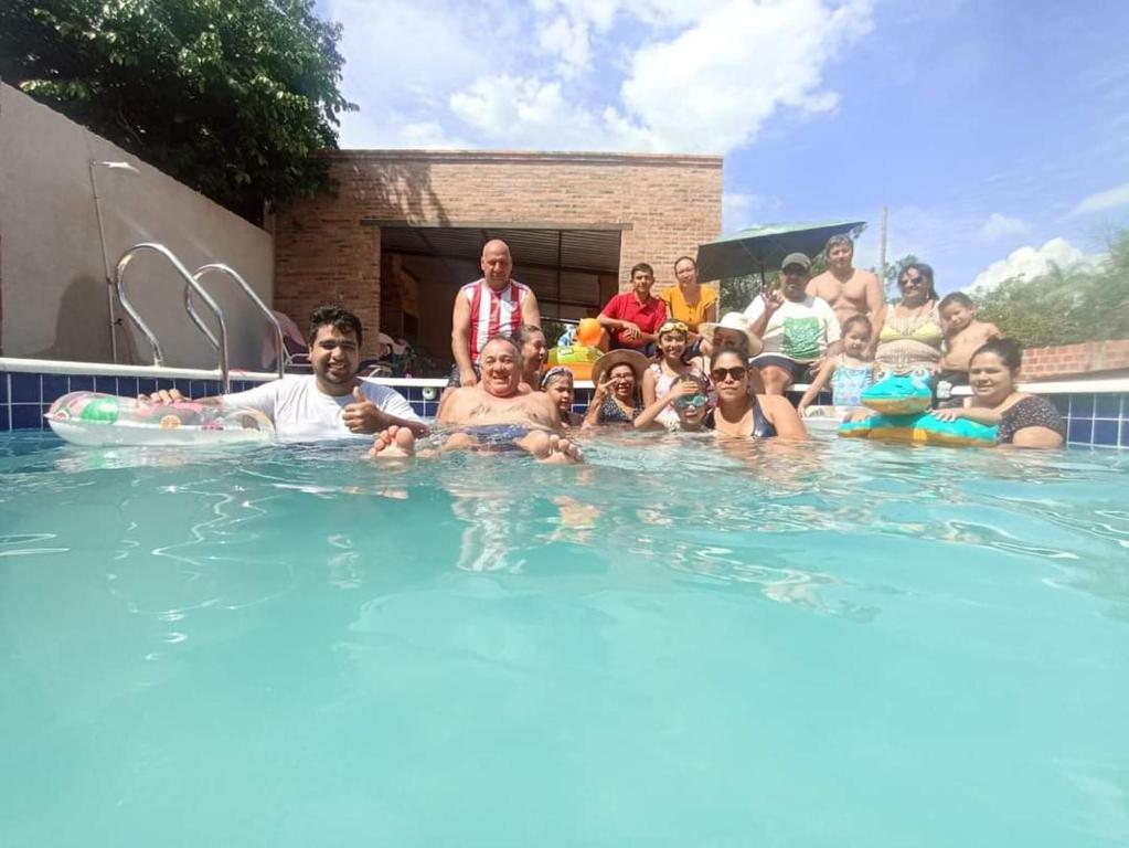 AreguáQuinta DonAmado的一群人在游泳池里