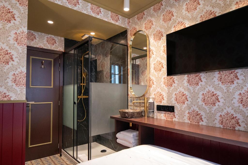 布鲁塞尔Smartflats - the Place Brussels的带淋浴的浴室和墙上的电视