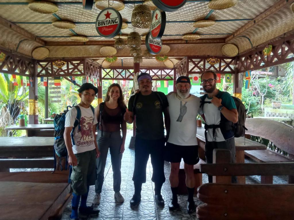 武吉拉旺Jungle treking & Jungle Tour booking with us的一群人摆出一张照片