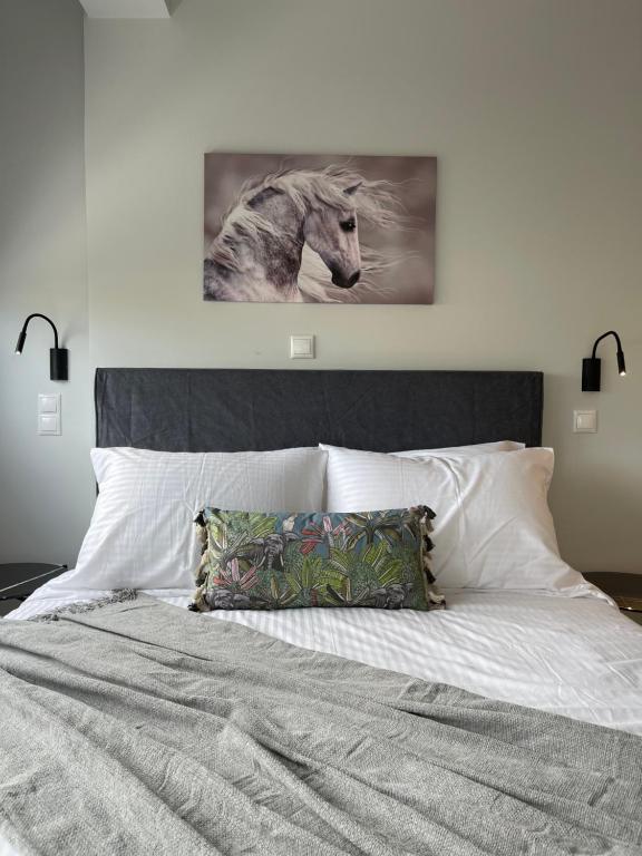 雅典Urban Oasis in Ellinikon - Athenean BnB的一间卧室,配有一张带马匹照片的床