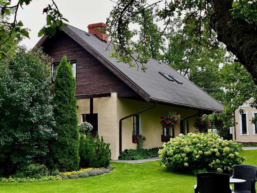 斯伽尔达利沃尼亚旅馆的前面有一座绿色庭院的房子