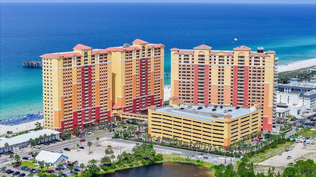 巴拿马城海滩Calypso Beach Resort & Towers by Panhandle Getaways的近海度假胜地的空中景致