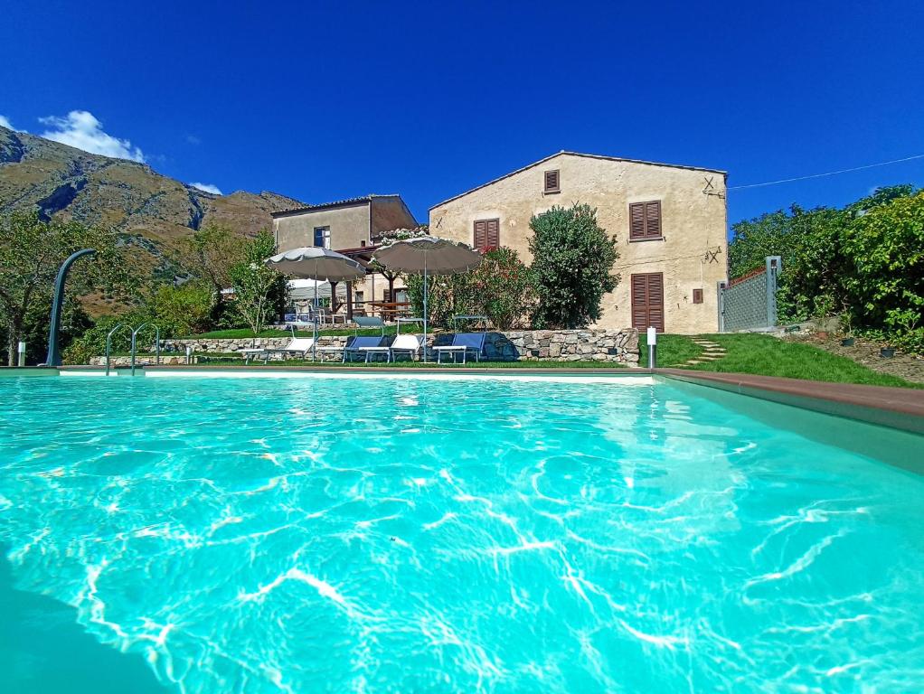 波利齐杰内罗萨Casa del Sole的一座房子前面的蓝色水池