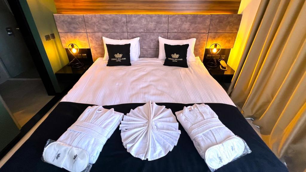 法马古斯塔Crown Salamis Hotel的一间卧室配有一张大床和两双内衣