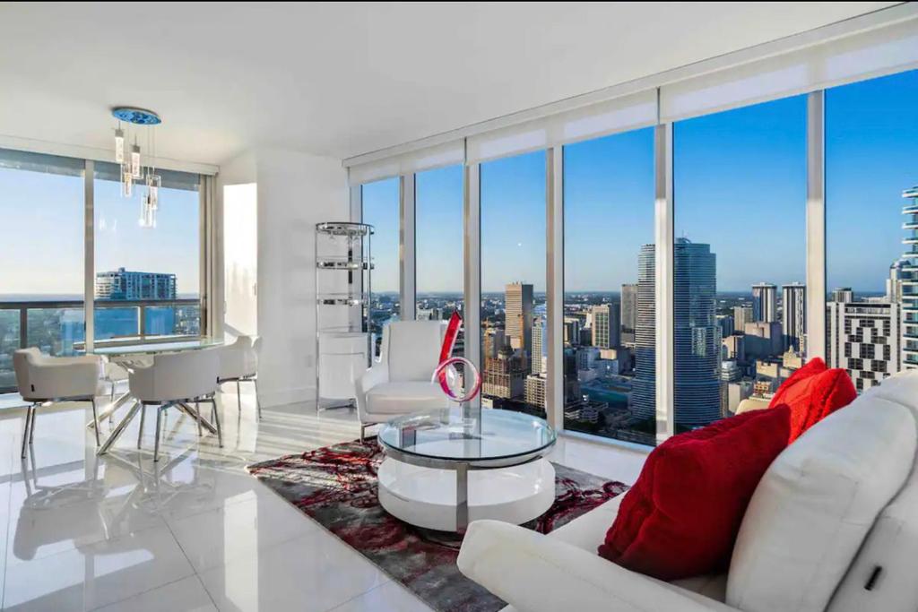 迈阿密PENTHOUSE 2BR ICON WHOTEL Brickell Miami的客厅配有白色家具和大窗户