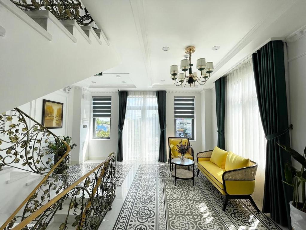 永隆Paris Hotel & Cafe的客厅设有黄色椅子和楼梯
