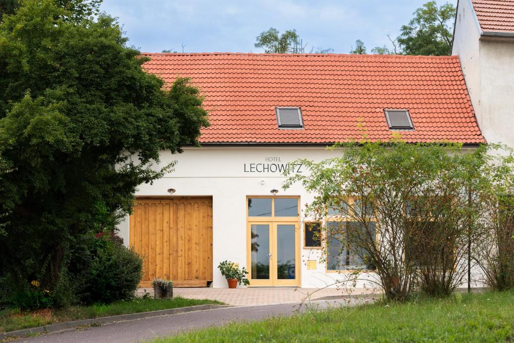 LechoviceHotel Lechowitz的白色建筑,有橙色屋顶