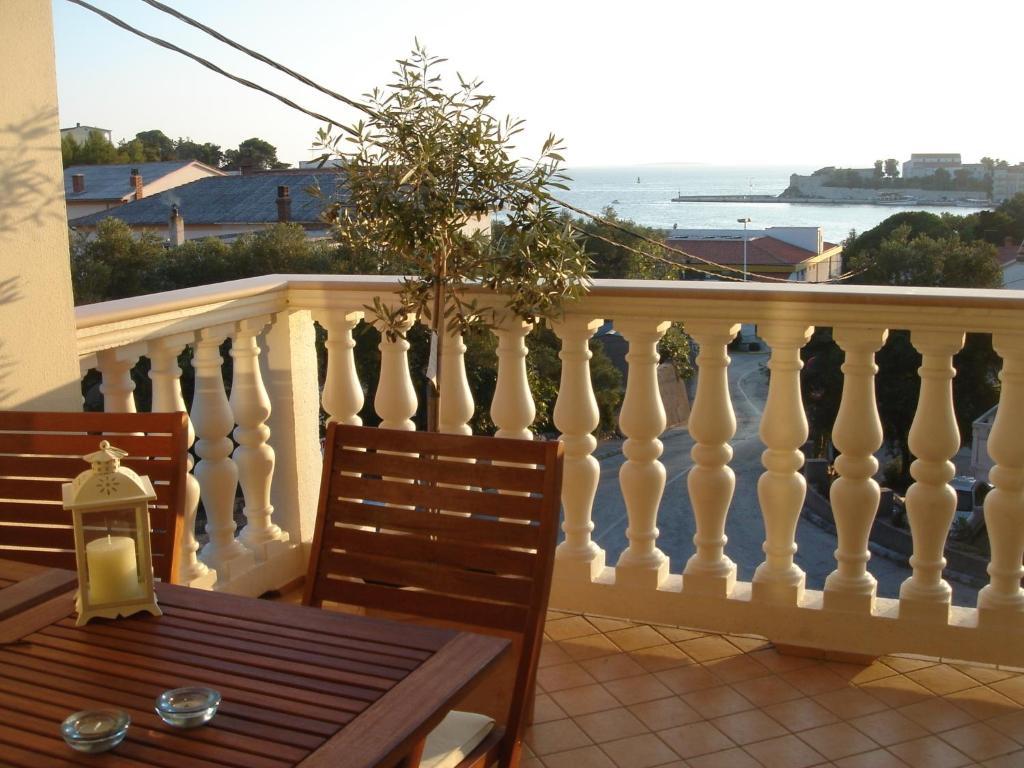 拉布德里纳别墅公寓的阳台配有桌子,享有海景。