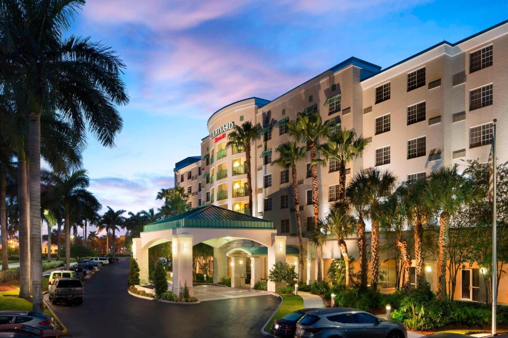 达尼亚滩Courtyard by Marriott Fort Lauderdale Airport & Cruise Port的棕榈树酒店 ⁇ 染