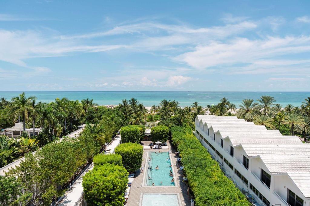 迈阿密海滩Nautilus Sonesta Miami Beach的享有度假胜地的空中景致,以海洋为背景