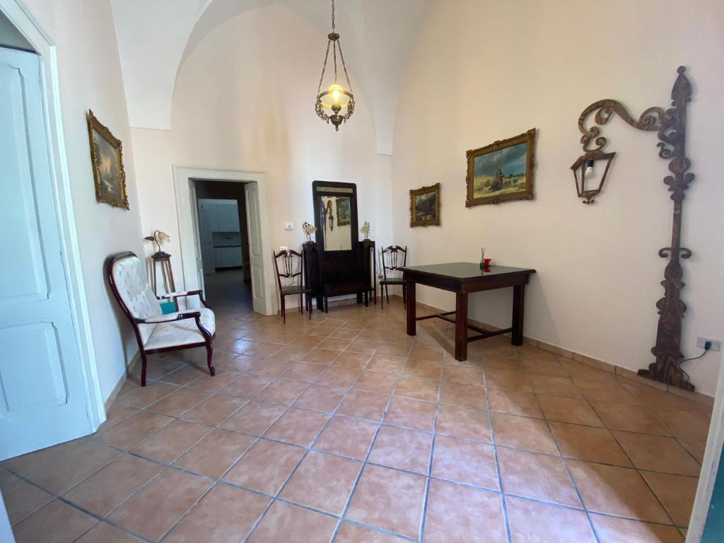 San Pietro in LamaCasa del Nonno Toto的走廊上设有桌椅