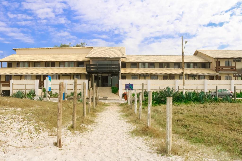 卡波布里奥信天翁旅馆的海滩上的一座建筑,前面有一条小径