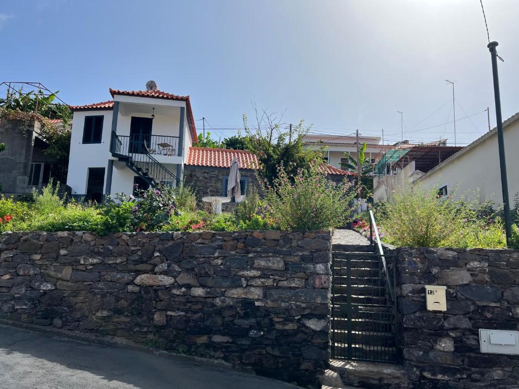 蓬他达维托亚Casa do Avô的房屋前方石墙,石楼梯